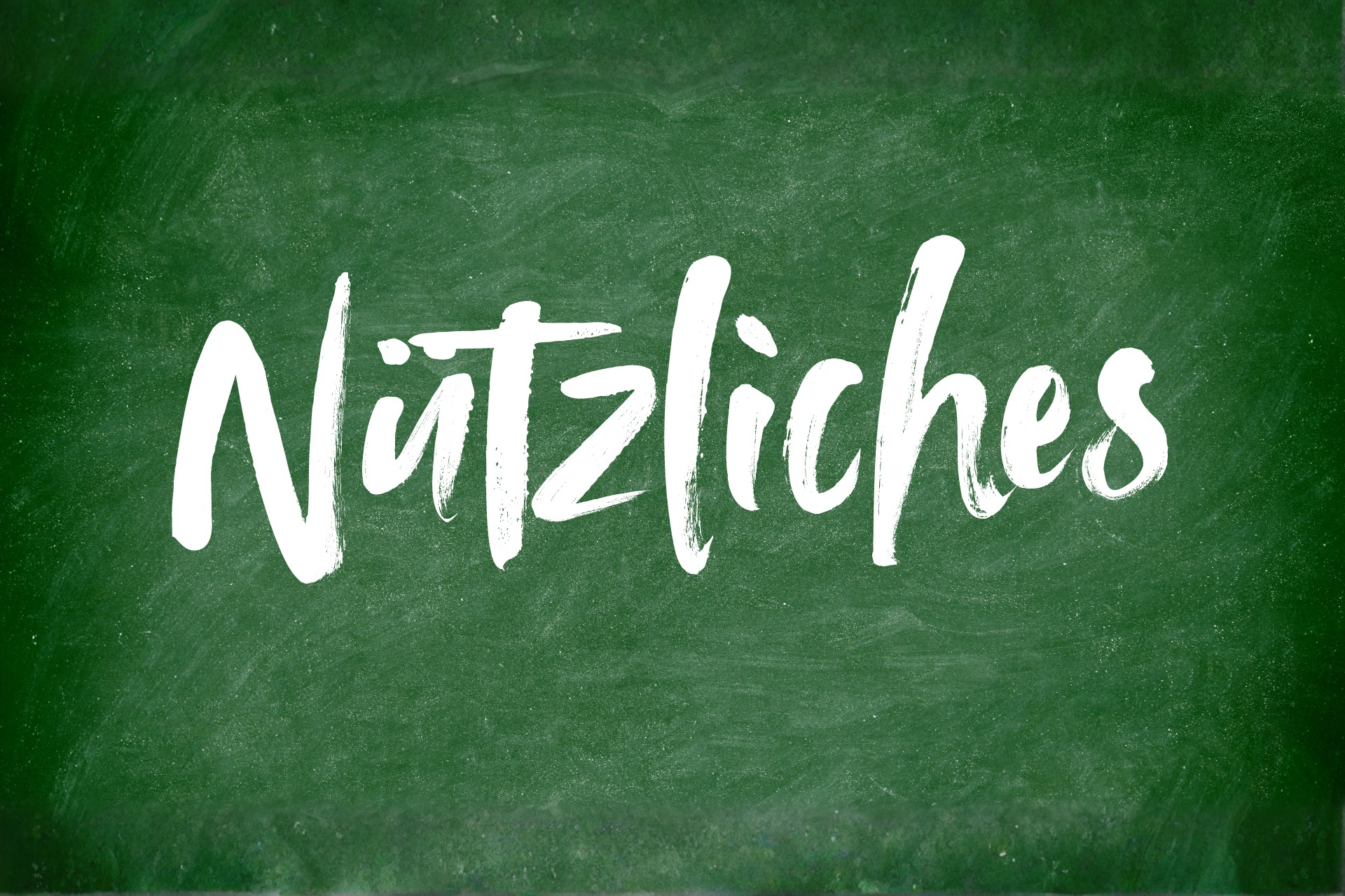 "Nützliches" auf einer grünen Tafel geschrieben.